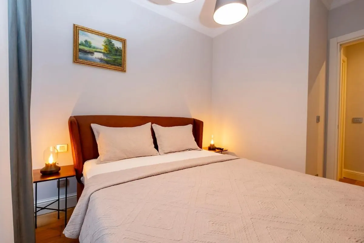 One-Bedroom Residence Apartment In Taksim Istanboel